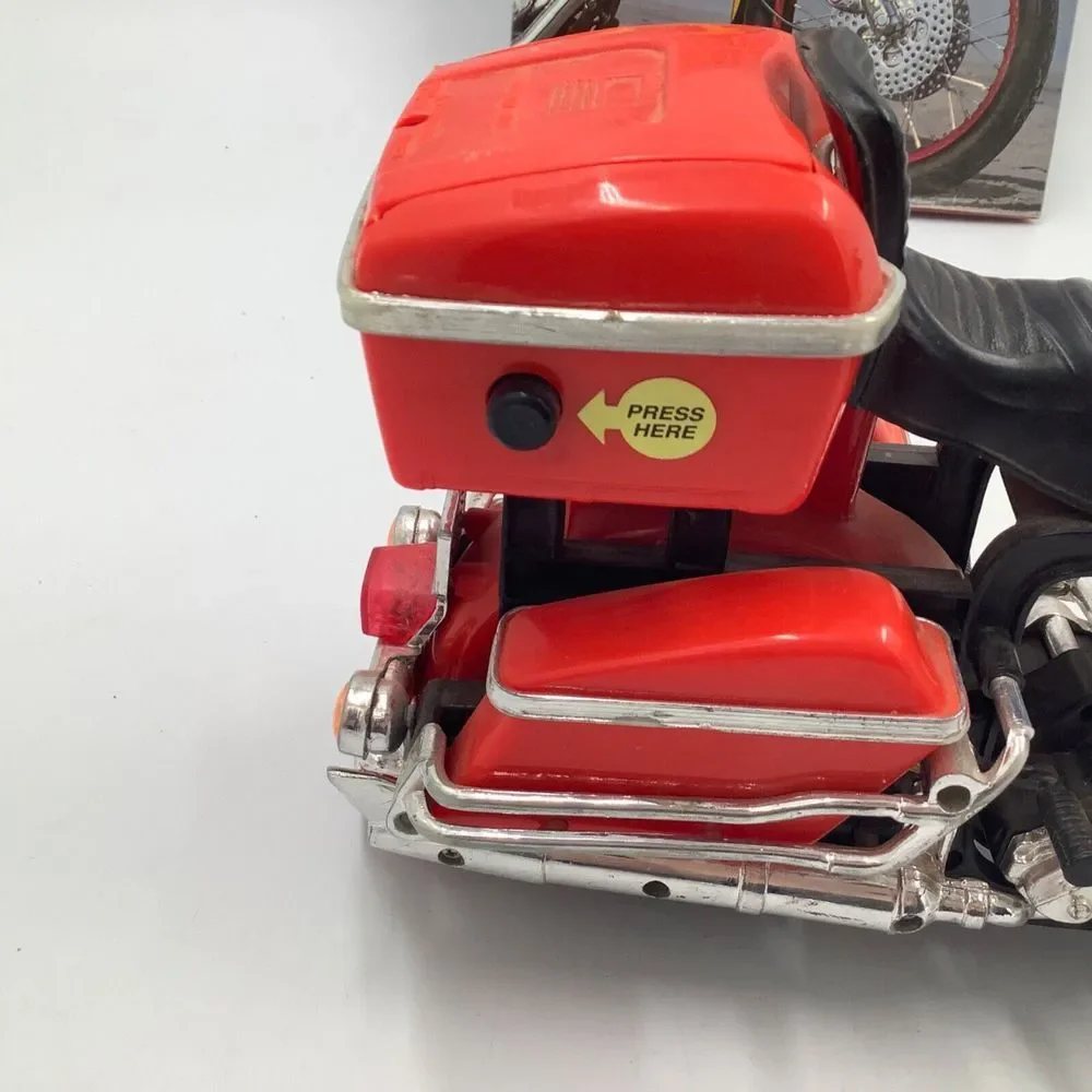 Harley‎ Davidson Plastic Motorcycle 14 x 9 with Sound and The Living Legend Book